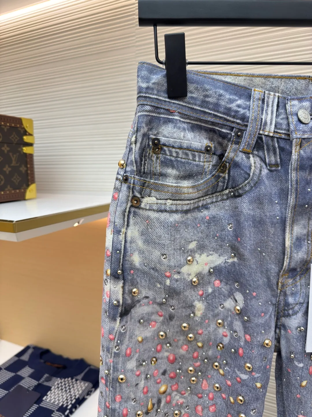Acne Studios Japan Minami Aoyama capsule series jeans ●Authentic product: 7599 purchase and development ●Item number: 1680089-B10 ●Material: denim fabric ●Technology: three-dimensional beading ●Version: loose version ●Weight: about 625 grams ●Size: 34-36-38-40 ●Description: Part of the printing part is three-dimensional beading, the effect of the collision of the two processes! The overall wiring is straight and delicate, the fabric is comfortable and soft, and the color is consistent without color difference. It can be matched with the same style to create a fashionable look and control various occasions. Customized accessories, complete with three standards, same style for men and women!
